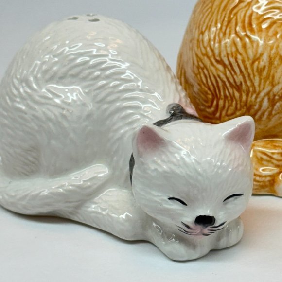 Novelty Ceramic Salt and Pepper Shakers Dog and Cat - Picture 2 of 4